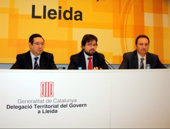 Ricard Font, al mig, entre els delegats del govern a Lleida i al Pirineu, Ramon Farré i Albert Alins. LAURA CORTÉS / ACN