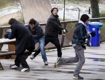 Joves jugant amb la poca neu que trobaven ahir al matí Lluís Serrat