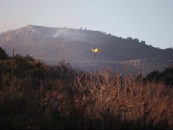 Un dels helicòpters que va treballar ahir a la tarda en l'extinció de l'incendi ELISABETH MAGRE