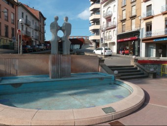 Una vista de l'escultura d'Emília Xargay del passeig d'en Blay de la capital de la Garrotxa. J.C