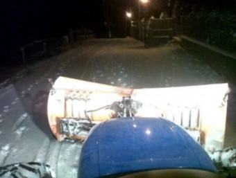 Un tractor, netejant la neu ahir a la nit a Molló. P.C