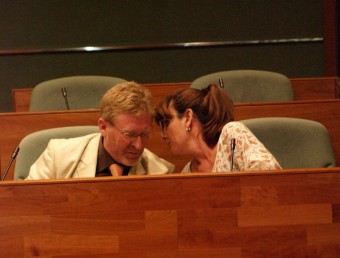Beguer i Herrada intercanvien parers durant una sessió plenària. ESCORCOLL