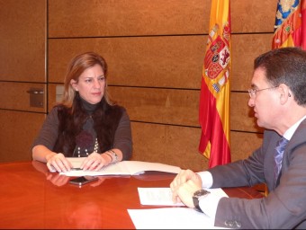 Paula Sánchez amb el conseller Serafín Castellano. EL PUNT-AVUI