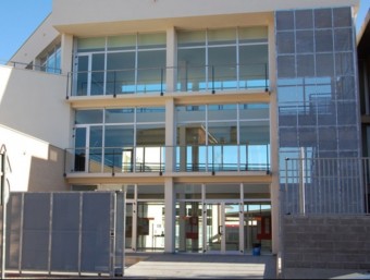 Façana i porta principal de l'Institut Enric Valor de Silla. EL PUNT AVUI