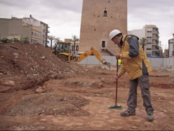 Parcel·la tancada del solar que ocupava l'anterior mercat municipal. EL PUNT AVUI