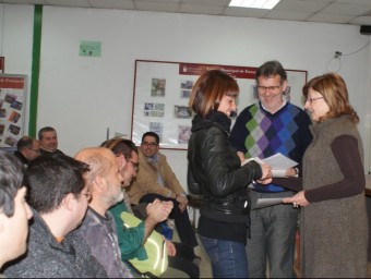 L'alcaldessa lliura el certificat a una alumna participant en aquest curs. C.GÓMEZ