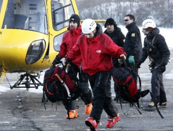 Efectius dels Pompièrs d'Aran descarreguen material d'un helicòpter després de participar en el rescat ACN
