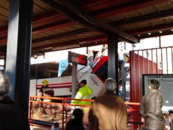 Bombers, operaris i usuaris de Renfe davant el tren accidentat @SUSANNA_NAVARRO