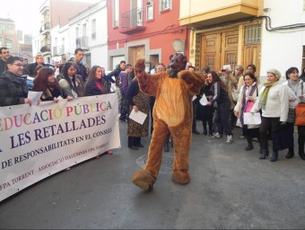 L'ós de Carnestoltes saluda el pregó més reivindicatiu que ha viscut l'EPA. P.VAL