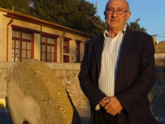 Josep Fuentes, amb l'escola darrera. M.V
