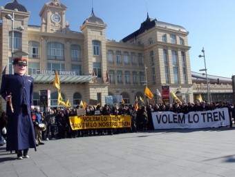 Imatge de la marxa que ahir va recórrer el centre de Lleida contra la reducció de freqüències del tren ACN