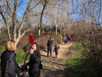 Participants a la plantada d'arbres que ahir va celebrar l'associació Hàbitats a Altafulla ASSOCIACIÓ HÀBITATS