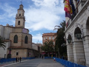 Plaça Major de Gandia amb l'Ajuntament a la dreta i la col·legiata al fons. ESCORCOLL
