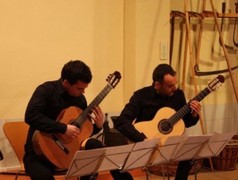 Els professors Jordi Blanch i Juan Luís Roldán interpreten el primer concert. EL PUNT AVUI