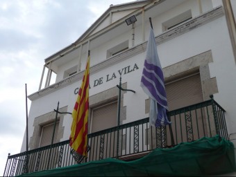 El balcó de l'Ajuntament de Sant Pol fotografiat ahir amb les dues banderes, la catalana i la del municipi. L'espanyola encara no hi és. T.M