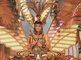 Montse Arnau és la reina de la comparsa Pensat i Fet. Ha representat els seus companys lluint un vestit espectacular inspirat en l'antic Egipte  SORTIM