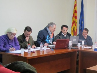 Els cinc regidors d'ERC a Amer, amb Moisès Garcia al centre, en un ple de fa mesos. N. FORNS