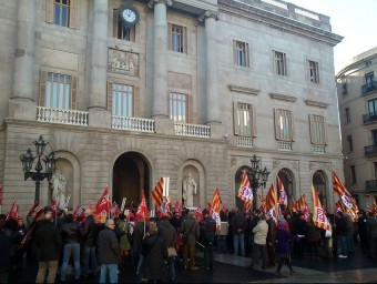 Un grup de delegats sindicals, concentrats aquest matí davant l'Ajuntament de Barcelona ACN