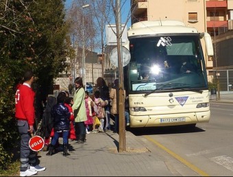 Un autocar recollint alumnes ahir al migdia, en una escola de Banyoles. R. E