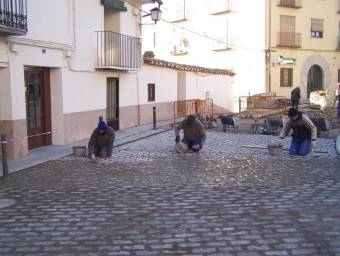 Membres de la brigada d'obres restaura el paviment d'una via urbana aquest hivern passat. EL PUNT AVUI