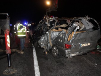 La furgoneta on viatjaven les cinc persones que van morir al febrer en xocar contra un camió al cinturó de Ronda de Figueres. ACN