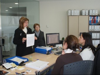 Elvira García presenta el seu recurs individual en les oficines de l'Ajuntament. C. GÓMEZ