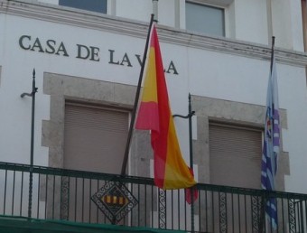 La bandera espanyola ha tornat al balcó consistorial de Sant Pol. T.M