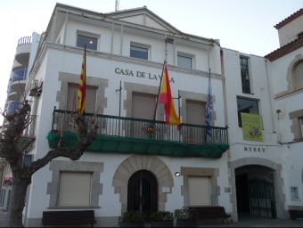 La bandera espanyola, en el centre del balcó de l'Ajuntament de Sant Pol, ahir a la tarda. T.M