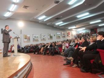 Ximo Puig desenvolupa el manifest davant una sala plena de gom a gom. JOSÉ CUÉLLAR