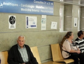 Usuaris a la sala d'espera del servei d'urgències de l'hospital Arnau de Vilanova de Lleida ACN / ARXIU
