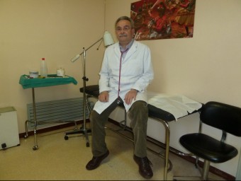 En Joan Cros, fotografiat a la seva consulta particular, on continua exercint la pediatria. J.C