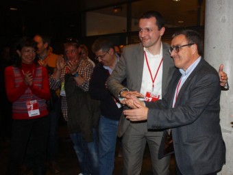Ordeig i Ros, rivals al congrés de Lleida, se saluden després dels resultats. X. LOZANO / ACN