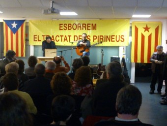 Pascal Comelade i Pere Figueres durant l'acte de presentació de l'ANC a Perpinyà A.R