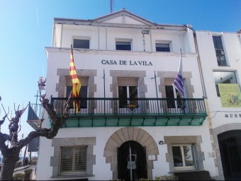 Imatge d'ahir al migdia del balcó de l'Ajuntament de Sant Pol, sense la bandera espanyola al centre. REDACCIÓ