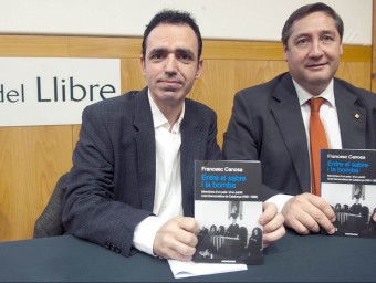 Canosa i el conseller Pelegrí amb el llibre, ahir JOSEP LOSADA