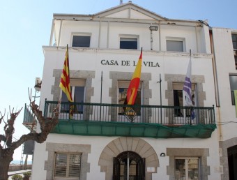 La bandera espanyola, al balcó de l'ajuntament de Sant Pol de Mar ACN