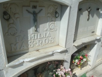Una de les làpides malmeses amb el marbre trencat, al cementiri de Caldes de Malavella. EL PUNT