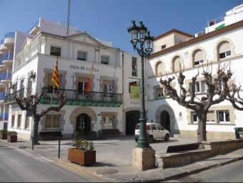 La façana de l'Ajuntament de Sant Pol ahir amb la bandera de la discòrdia en el centre del balcó. T.M