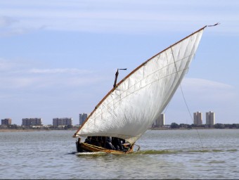 Imatge d'una barca que navega per l'Albufera amb vela llatina. EL PUNT-AVUI