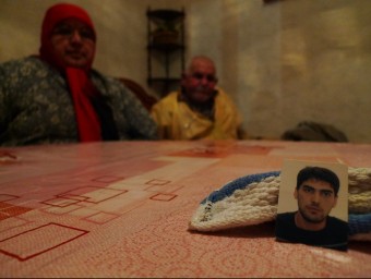 Els pares de Boulouchda, al fons, a casa seva a Anglès. En primer terme, una fotografia del fill. NURI FORNS