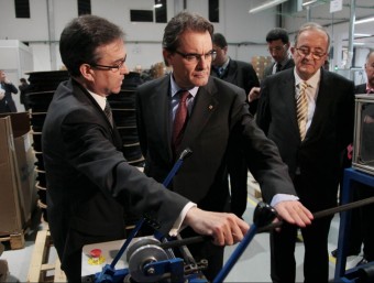 El president de la Generalitat, Artur Mas, visitant la planta de Relats al Marroc .  ACN