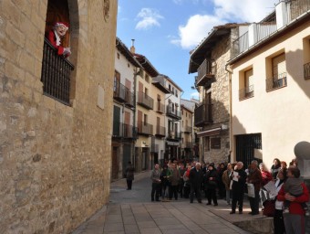 Activitat cultural a un carrer típic de Morella a la vora del mercat. EL PUNT AVUI