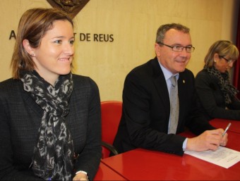 La regidora del PP Alícia Alegret, en primer terme, amb l'alcalde de Reus, Carles Pellicer ACN