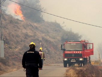 Efectius dels Bombers de la Generalitat, treballant en l'incendi de Baix Pallars ACN