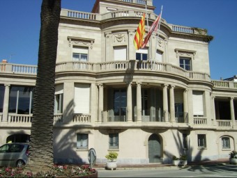 La façana de l'ajuntament de Palafrugell, amb la bandera de Palafrugell i la senyera EL PUNT AVUI