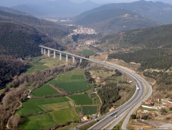 L'autovia A-26 entre Olot i Besalú és la principal via desdoblada de l'Estat a Girona. MIQUEL RUIZ