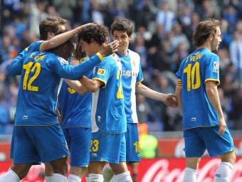 Coutinho va rebre la felicitació dels seus companys després de fer el seu segon gol FERRAN CASALS