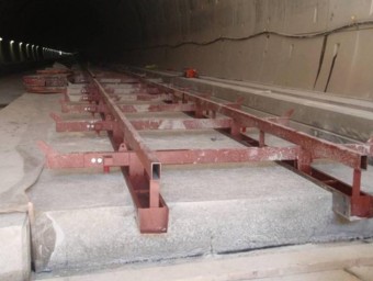 Instal·lació de la via del TAV en el túnel de Girona. EL PUNT AVUI