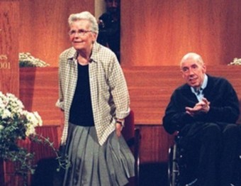Teresa Pàmies al Palau de la Música el 2001 , rebent el Premi d'Honor de les Lletres Catalanes i acompanyada de Miquel Martí Pol, Joan Triadú i Jordi Sarsanedas JORDI GARCIA