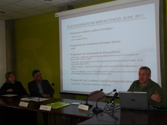 El director de l'arxiu comarcal, Quim Carreras, a la dreta, explicant els detalls del projecte. N. F